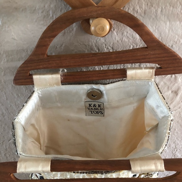 Shell Detailed Handbag w/ Wood Handles - Picture 7 of 7